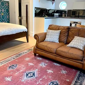  Apartment Scholar's Loft - Cosy & Close To United Kingdom